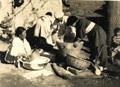 1950년대 오이도 사람들의 떡 만드는 모습 썸네일 이미지